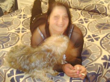 casalinga in compagnia della sua cagniolina