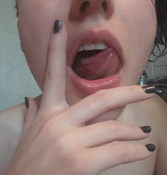 Bocca e smalto grigio