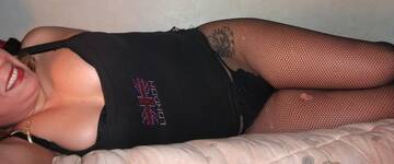 sul letto rossetto rosso calze rete e perizoma